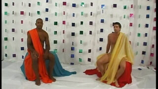 复古异族三人行，穿着丝袜和高跟鞋的荡妇在口交和舔阴后被猛烈肛交。