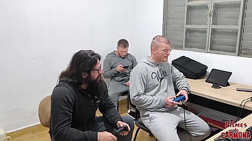 3 heteros jogando video game pelados