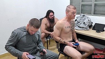 3 heteros jogando video game pelados