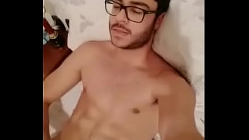 Gostoso pauzudo batendo punheta com tes&atilde_o