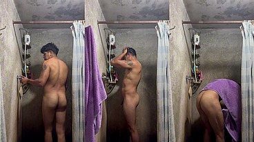 Baño latino totalmente desnudo