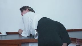 Peidos nojentos e barulhentos da secretÃ¡ria, ela trouxe um cafÃ© e uma surpresa fedorenta saindo direto do cuzinho rosa by Lady Snow (part01-06)