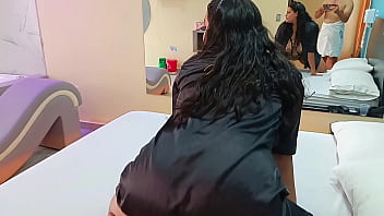 descubro ala pcta de mi hermanastra en su trabajo me entrega su co&ntilde_o a cambio