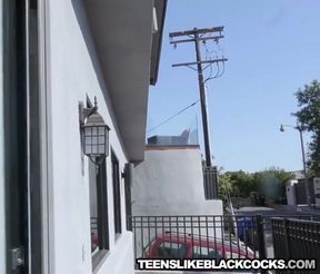 Cute teen Izzy Bell fucked missionary after pussy licking