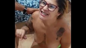 Meu marido me lambuzou de porra vendo o vendedor ambulante me comendo