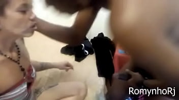 NOVINHO PIROCUDO FUDENDO A VIZINHA NO PR&Eacute_DIO EM COPACABANA