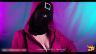 POV close-up video van een cosplaymeisje met grote borsten en een dikke kont, die een Squid Game Guard speelt, en die geneukt wordt door een grote lul.