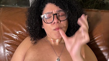 A menina trans gostosa Sofie, mostrando suas curvas e seu grelão suculento, vem provar o leitinho dela