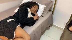 ela aproveito que eu estava descansando e foi fuder com o meu marido escondido no pelo , mais vai ter troco