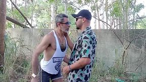 soldado do exercito estava fazendo uma ronda e deparou comigo e logo me colocou para mamar sua rolona