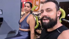 casal foi malhar e personal pediu a calcinha da esposa suadinha do treino