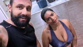casal foi malhar e personal pediu a calcinha da esposa suadinha do treino