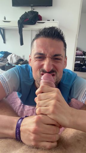 Straight Muscle Dude Gets Sucked by Flatmate