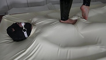 Cruel Reell's Vacuum Bed Trampling!