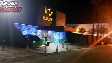 Bruna da no estacionamento da boate luxúria