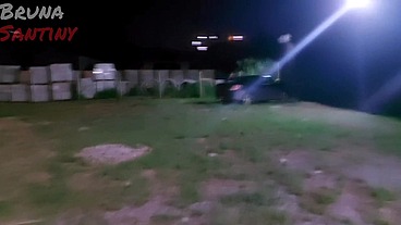 Bruna da no estacionamento da boate luxúria