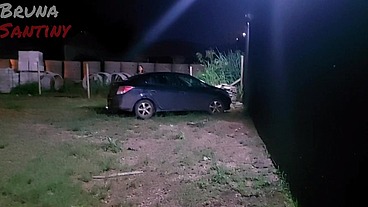 Bruna da no estacionamento da boate luxúria