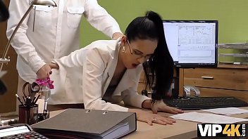 VIP4K. Chica necesita instrumentos musicales y decide follar en pr&eacute_stamo