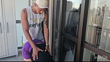 comi a buceta da madame na sacada do condominio, encontramos na academia fomos direto para o ap fuder em quanto seu marido n&atilde_o volta