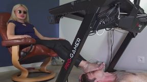 Khaleesi In Leggings In Her Office - Russian Language - Full
