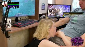 Girl sucked cock while playing World of Warcraft