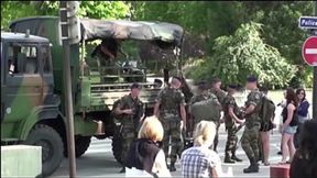 Bold threesome under Paris′ iconic Eiffel Tower