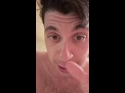 Un ragazzo viene mentre mangia una banana