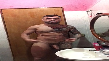 Lutador de MMA Allan Guerra Gomes todo tatuado em Um dia aleatório escovando os dentes peladão e curtindo uma música no banheiro da casa do meu amor