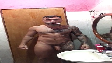 Lutador de MMA Allan Guerra Gomes todo tatuado em Um dia aleatório escovando os dentes peladão e curtindo uma música no banheiro da casa do meu amor