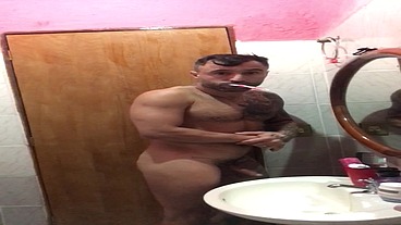 Lutador de MMA Allan Guerra Gomes todo tatuado em Um dia aleatório escovando os dentes peladão e curtindo uma música no banheiro da casa do meu amor