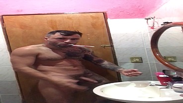 Lutador de MMA Allan Guerra Gomes todo tatuado em Um dia aleatório escovando os dentes peladão e curtindo uma música no banheiro da casa do meu amor