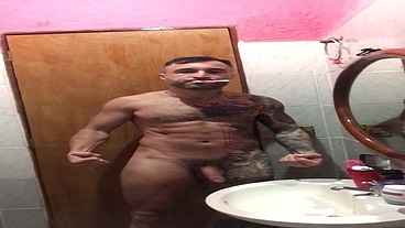 Lutador de MMA Allan Guerra Gomes todo tatuado em Um dia aleatório escovando os dentes peladão e curtindo uma música no banheiro da casa do meu amor