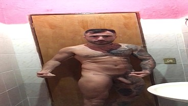Lutador de MMA Allan Guerra Gomes todo tatuado em Um dia aleatório escovando os dentes peladão e curtindo uma música no banheiro da casa do meu amor