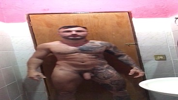 Lutador de MMA Allan Guerra Gomes todo tatuado em Um dia aleatório escovando os dentes peladão e curtindo uma música no banheiro da casa do meu amor