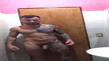 Lutador de MMA Allan Guerra Gomes todo tatuado em Um dia aleatório escovando os dentes peladão e curtindo uma música no banheiro da casa do meu amor