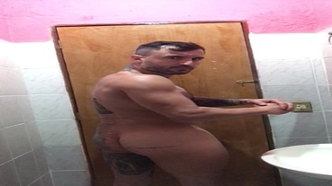 Lutador de MMA Allan Guerra Gomes todo tatuado em Um dia aleatório escovando os dentes peladão e curtindo uma música no banheiro da casa do meu amor