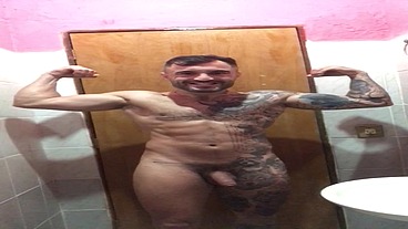 Lutador de MMA Allan Guerra Gomes todo tatuado em Um dia aleatório escovando os dentes peladão e curtindo uma música no banheiro da casa do meu amor