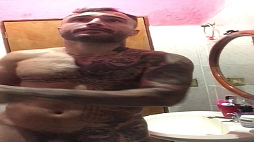 Lutador de MMA Allan Guerra Gomes todo tatuado em Um dia aleatório escovando os dentes peladão e curtindo uma música no banheiro da casa do meu amor