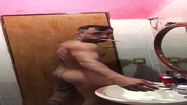 Lutador de MMA Allan Guerra Gomes todo tatuado em Um dia aleatório escovando os dentes peladão e curtindo uma música no banheiro da casa do meu amor