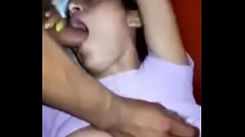 Peque&ntilde_a latina puta hace un tr&iacute_o con su esposo y su amigo y graban todo en video casero