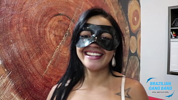 Gostosa faz  uma festinha no motel com amigos. Completo no Xvideos Red