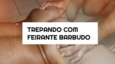 Sexo muito interessante com um barbudo feirante, macho viril e muito sex que é uma delicia de homem.