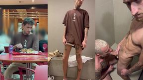 boyzinho me viu no shopping. tava num tesao. comi ele no banheiro da academia.