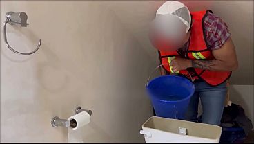 Plomero Caliente nos arregla la tuber&iacute_a y despu&eacute_s nos folla hasta venirse adentro de mi culo
