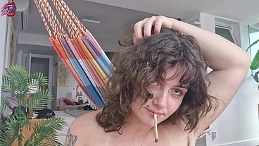 Novinha rabuda e lactante se exibindo da janela e gozando gostoso na siririca
