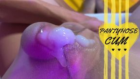Mutual MASTURBATION in PANTYHOSE before PISSING