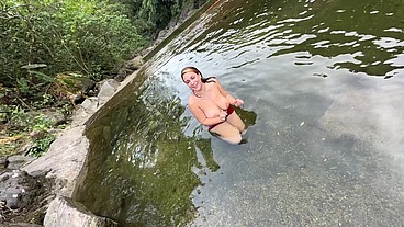 Nikki Sol curtindo pelada na cachoeira