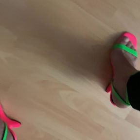 Cumming again in green and pink heels