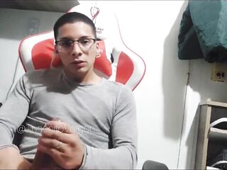 Gamer dude jerks off in front of his Stream camera!