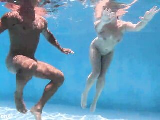 UNDERWATER BANG GOLDEN SHOWER FACIAL for AUSTRALIAN HOTTIE